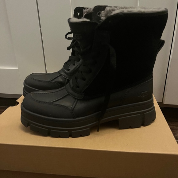 Ugg Winter Boots - Picture 1 of 5